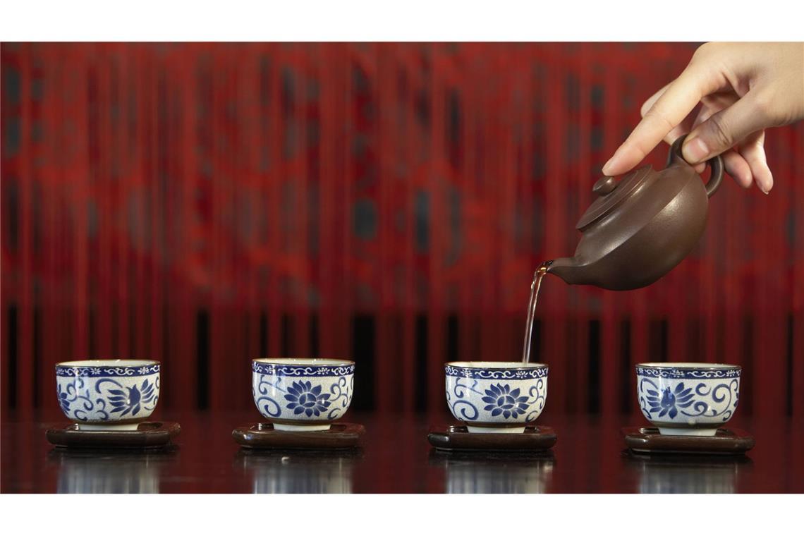 It's Teatime! Über die Kunst des Innehaltens Für den japanischen Kunstwissenschaftler Kakuzo Okakura (1862–1913) beginnt die Kulturgeschichte erst mit der Entdeckung des Tees: „Die Menschheit hat sich in der Teeschale gefunden.“