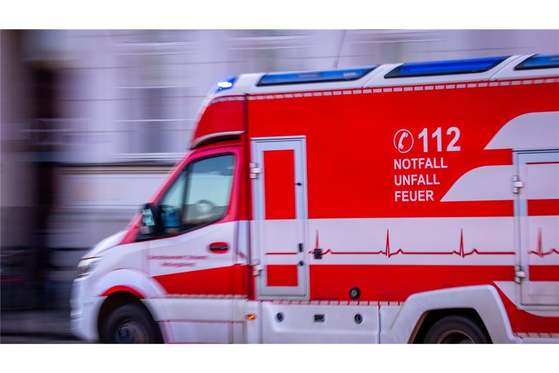 Kleinwagen kracht gegen Baum – 26-Jähriger tot Für den jungen Mann kam jede Hilfe zu spät. (Symbolbild)