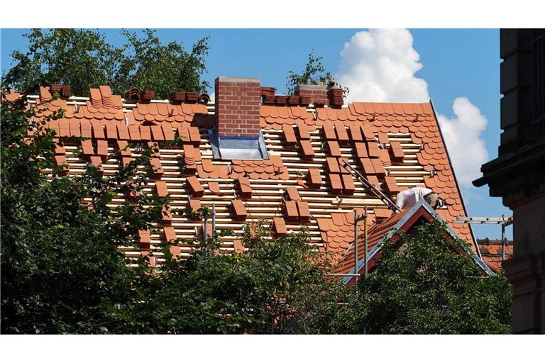 Für den klimagerechten Umbau aller deutschen Wohnimmobilien wären laut einer Studie rund 1,4 Billionen Euro nötig. (Archivbild)