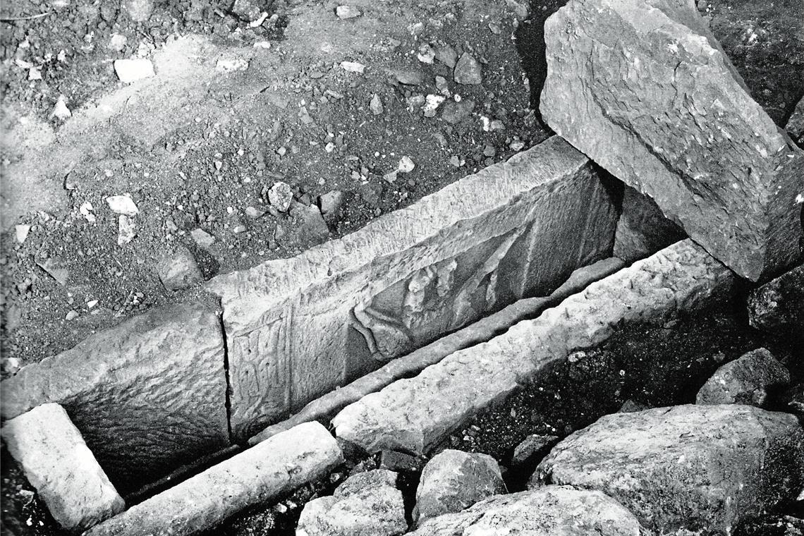 Und Walterichs Grab war doch nicht leer Für den Sarg wurden Steinplatten verwendet, die Reste eines großen römischen Monuments waren. Foto: Archiv Carl-Schweizer-Museum