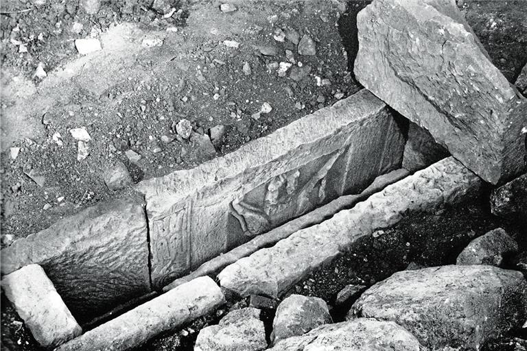 Für den Sarg wurden Steinplatten verwendet, die Reste eines großen römischen Monuments waren. Foto: Archiv Carl-Schweizer-Museum