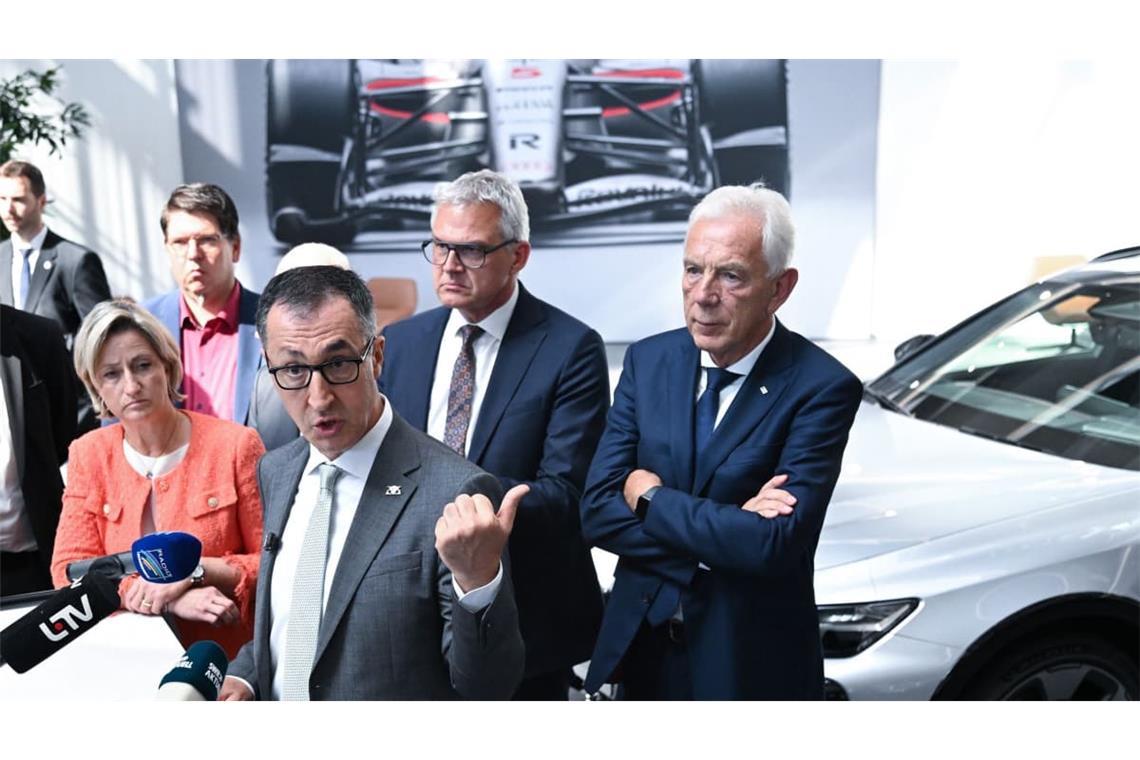 Für den Standort im Einsatz: Ministerpräsident Cem Özdemir (Mitte, Grüne) und seine Wirtschaftsministerin Nicole Hoffmeister-Kraut besuchten jüngst das von Schließung bedrohte Audi-Werk in Neckarsulm.