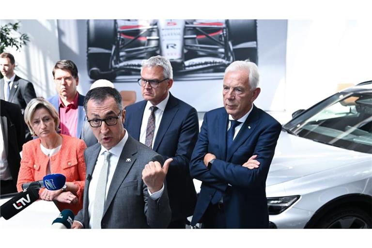 Für den Standort im Einsatz: Ministerpräsident Cem Özdemir (Mitte, Grüne) und seine Wirtschaftsministerin Nicole Hoffmeister-Kraut besuchten jüngst das von Schließung bedrohte Audi-Werk in Neckarsulm.
