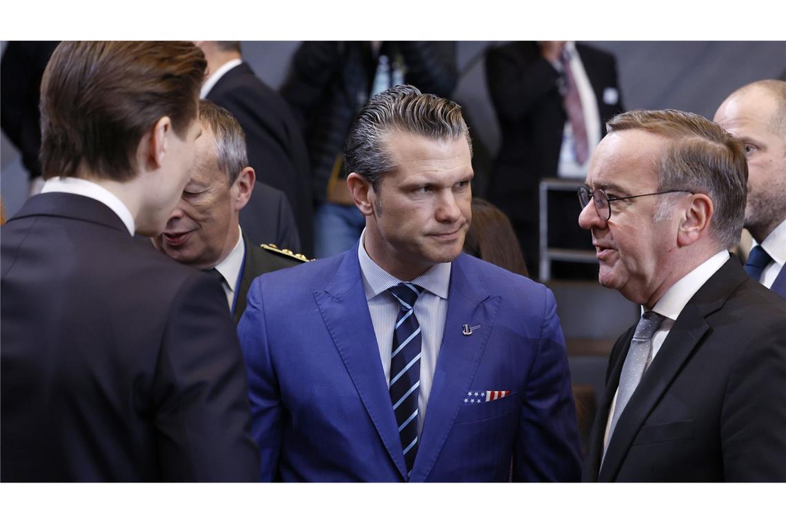 Europäer irritiert über Trumps Ukraine-Vorstoß Für den US-Verteidigungsminister Pete Hegseth (Mitte) gibt es bei seinem ersten Nato-Treffen viel zu erklären. Hier spricht er mit dem deutschen Verteidigungsminister Boris Pistorius (rechts) und dem finnischen Verteidigungsminister Antti Hakkanen.