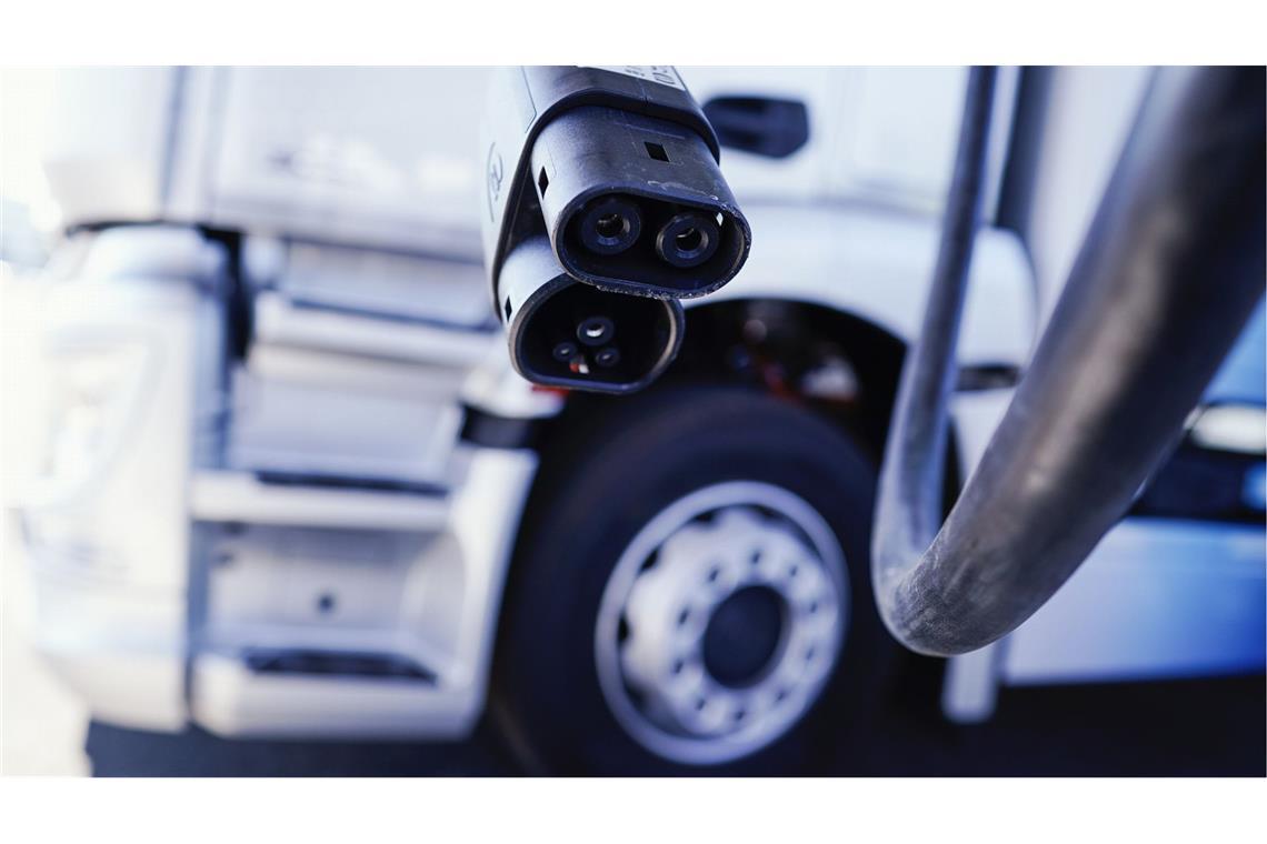 Amazon bestellt 200 Elektro-Lkw bei Daimler Truck Für den Warentransport in Europa hat Amazon 200 Fahrzeuge bei Daimler Truck gekauft.