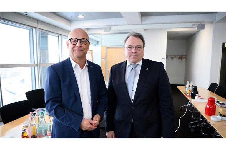 Für die Bahn verhandelt Konzernpersonalvorstand Martin Seiler (links), für die GDL der Gewerkschaftsvorsitzende Mario Reiß.