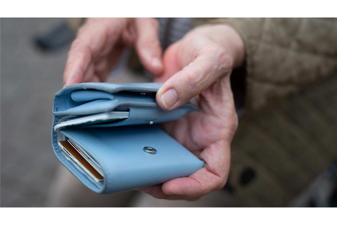 Für die einzelnen Rentnerinnen und Rentner kann es um Hunderte Euro mehr oder weniger gehen. (Symbolbild)