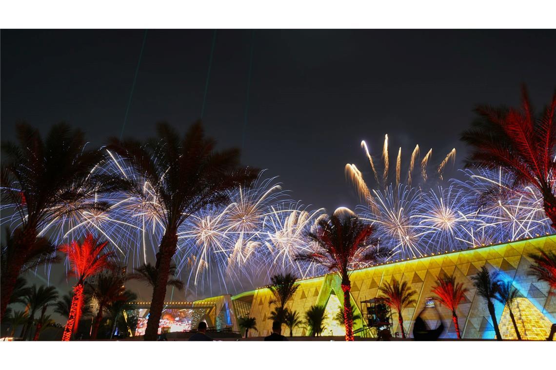 Großes Ägyptisches Museum an den Pyramiden eröffnet Für die Eröffnung gibt es eine große Musik- und Lichtshow und Feuerwerk.