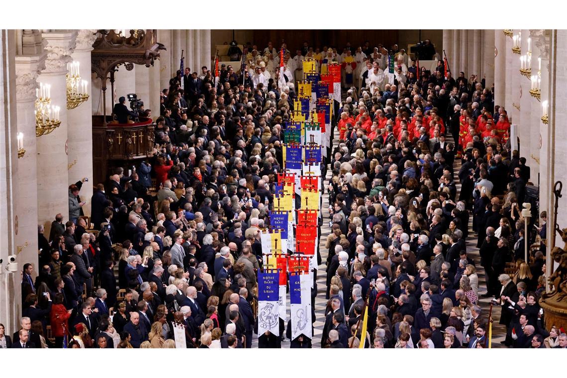 Notre-Dame wiedereröffnet - mit Glanz und viel Emotionen Für die feierliche Zeremonie wurden auch Kirchenbanner getragen.