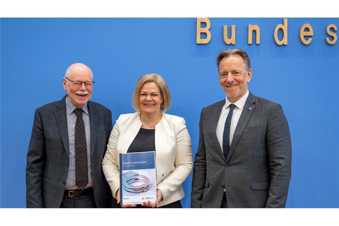 Mehr Gewaltkriminalität und viele junge Täter Für die Fotografen lächeln Bremens Innensenator Ulrich Mäurer, die geschäftsführende Bundesinnenministerin, Nancy Faeser (SPD) und BKA-Präsident Holger Münch. Einig sind sich der Behördenleiter und die zwei Politiker aber, dass die Polizeiliche Kriminalstatistik 2024 wenig Anlass zur Zufriedenheit bietet.