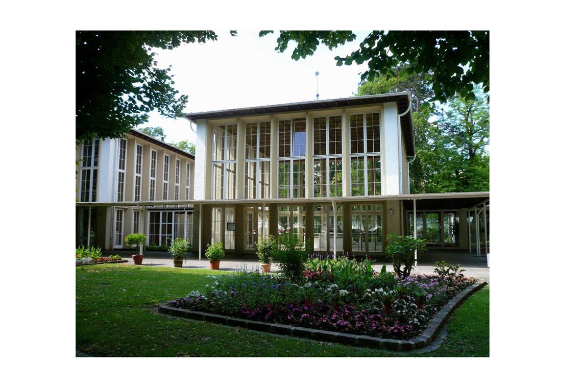 Einst Tabakscheune, bald Wohnpalast auf dem Lande Für die Generalsanierung der Wandelhalle im Kurpark in Bad Mergentheim gibt es 500 000 Euro, hier ein Blick auf Teile der Wandelhalle und des Trinktempels.