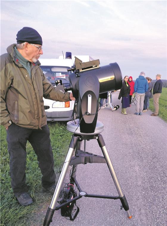 Die Andromedagalaxie im Visier Für die Himmelsbeobachtung muss man schon gut ausgerüstet sein. Die Backnanger Sterngucker haben stattliche Teleskope am Abend mitgebracht. Fotos: privat