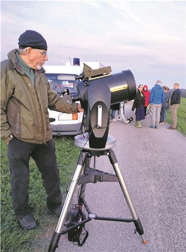 Für die Himmelsbeobachtung muss man schon gut ausgerüstet sein. Die Backnanger Sterngucker haben stattliche Teleskope am Abend mitgebracht. Fotos: privat