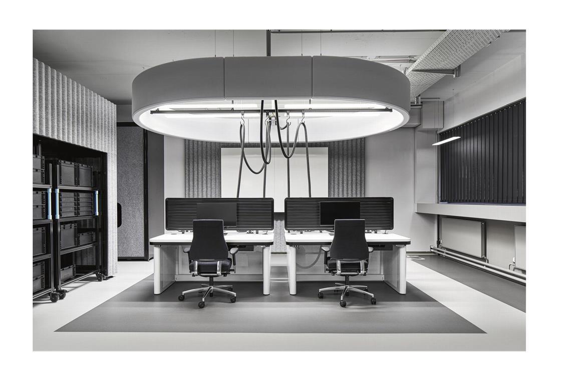 Stuttgarter Architekten räumen beim Preis für die besten Bürobauten ab Für die in Stuttgart ansässige Firma Vector Informatik sollten Büroflächen mit der Hardware Produktion ineinander übergehen. Der von der Stuttgarter Innenarchitektin Isabell Ehring designten Workspace besticht durch funktionale Eleganz.