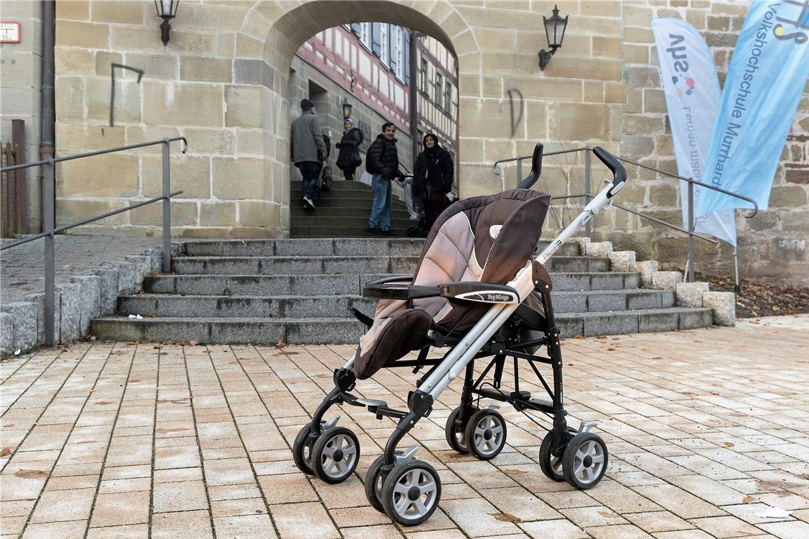 Flüchtlingshilfe soll weiterlaufen können Für die Integration von Menschen, die als Flüchtlinge nach Murrhardt kommen, gab und gibt es ein Netzwerk von professionellen und ehrenamtlichen Helferinnen und Helfern. In der Volkshochschule beispielsweise können sie Deutsch lernen, wobei Frauen mit jungen Kindern eine Betreuung angeboten wurde. Das Team der Caritas Ludwigsburg/Waiblingen/Enz ist wichtiger Ansprechpartner. Foto: Jörg Fiedler