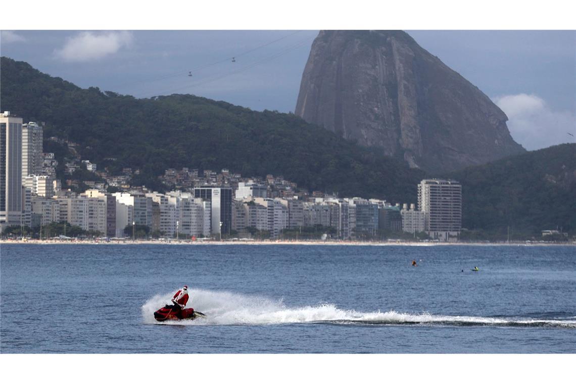 Weihnachtsmann rettet Badegäste in Rio de Janeiro Für die Kinder gab es Geschenke vom Jetski aus.