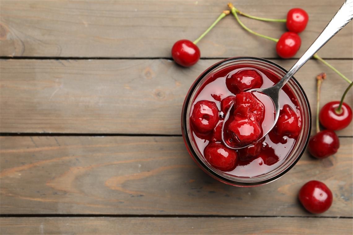 Für die Maronencreme wird Kirschkompott benötigt. (Symbolbild)