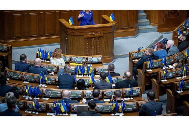 Für die Rede von Bundestagspräsidentin Julia Klöckner (CDU) gibt es Applaus von den Abgeordneten der Werchowna Rada.