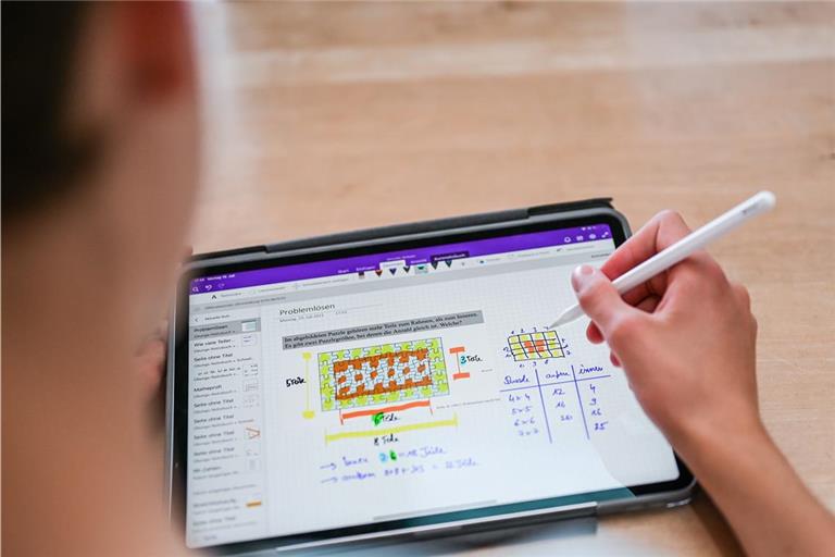 Für die Schülerinnen und Schüler sollen 255 neue Geräte angeschafft werden. Symbolfoto: Woodapple/stock.adobe.com