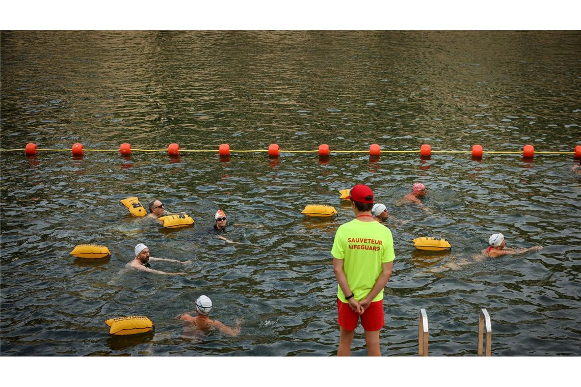 Für die Schwimmerinnen und Schwimmer in der Seine gibt es Umkleiden, Strandstühle und eine Badeaufsicht.
