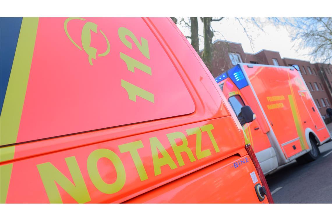 Mann fährt rückwärts aus Einfahrt und übersieht Seniorin – Frau tot Für die Seniorin kam jede Hilfe zu spät (Symbolbild).
