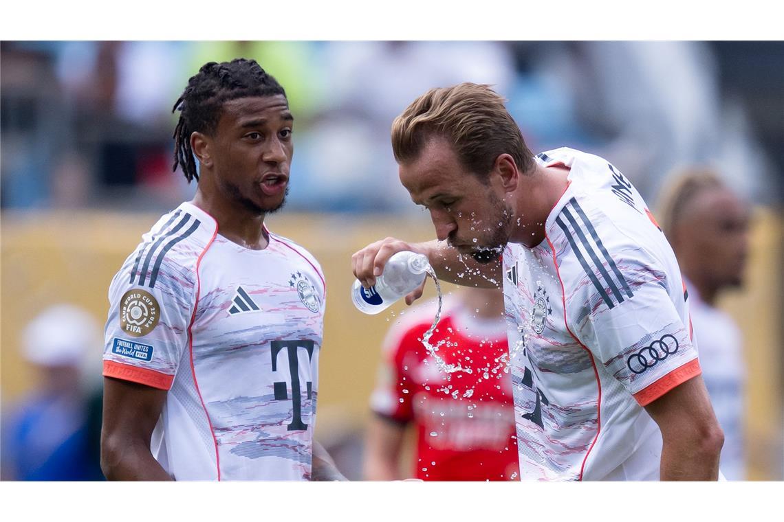 Für die Spieler gibt es pro Halbzeit eine Trinkpause. (Archivbild)