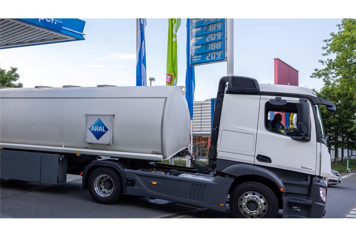 Für die Steuer kommt es nicht auf den Verkauf an den Endverbraucher, sondern auf die Lieferung zur Tankstelle an. (Archivbild)