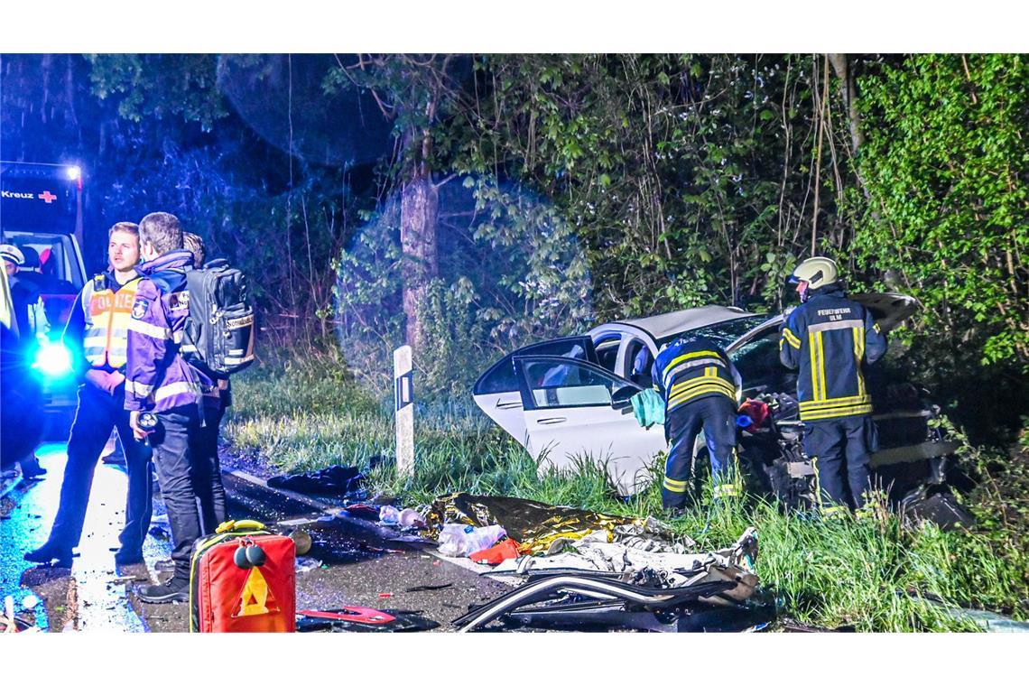 Drei Menschen sterben bei Frontalzusammenstoß bei Ulm Für die Unfallbeteiligten kam jede Hilfe zu spät.
