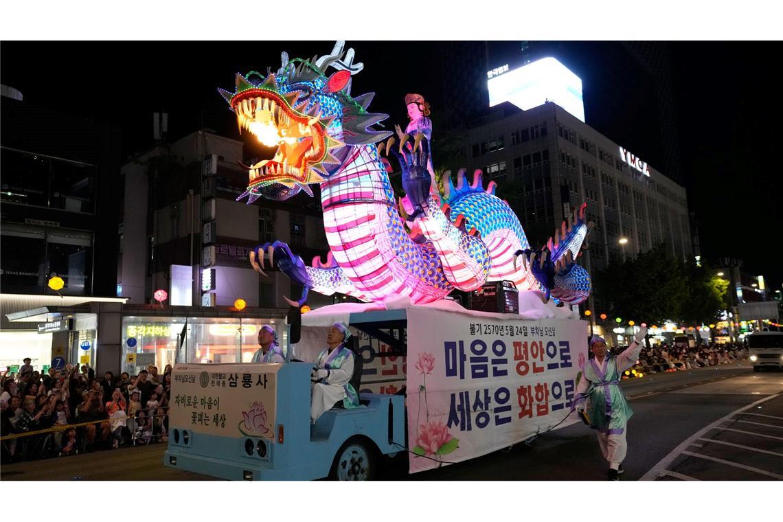 Für die Zuschauer gibt es Drachenfeuer beim Lotuslaternenfest im südkoreanischen Seoul.