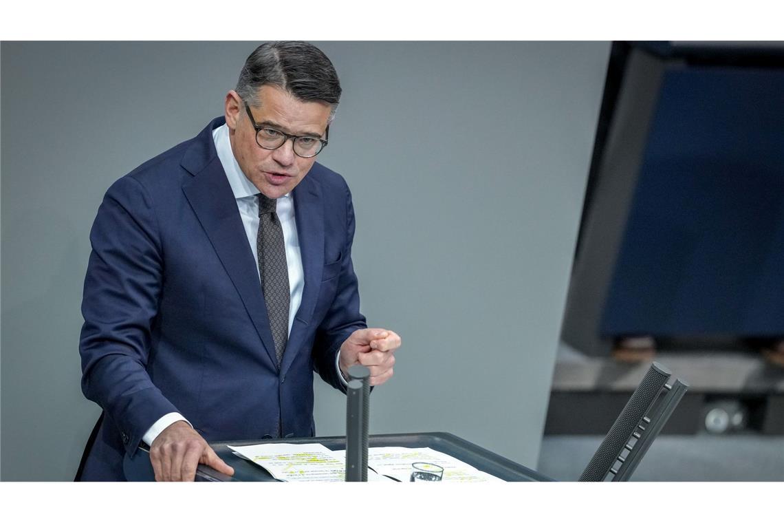 Bundestag streitet lautstark über Vorratsdatenspeicherung Für eine Mindestspeicherfrist von IP-Adressen spricht sich im Bundestag auch Hessens Ministerpräsident Boris Rhein (CDU) aus. Grüne und FDP sind dagegen.