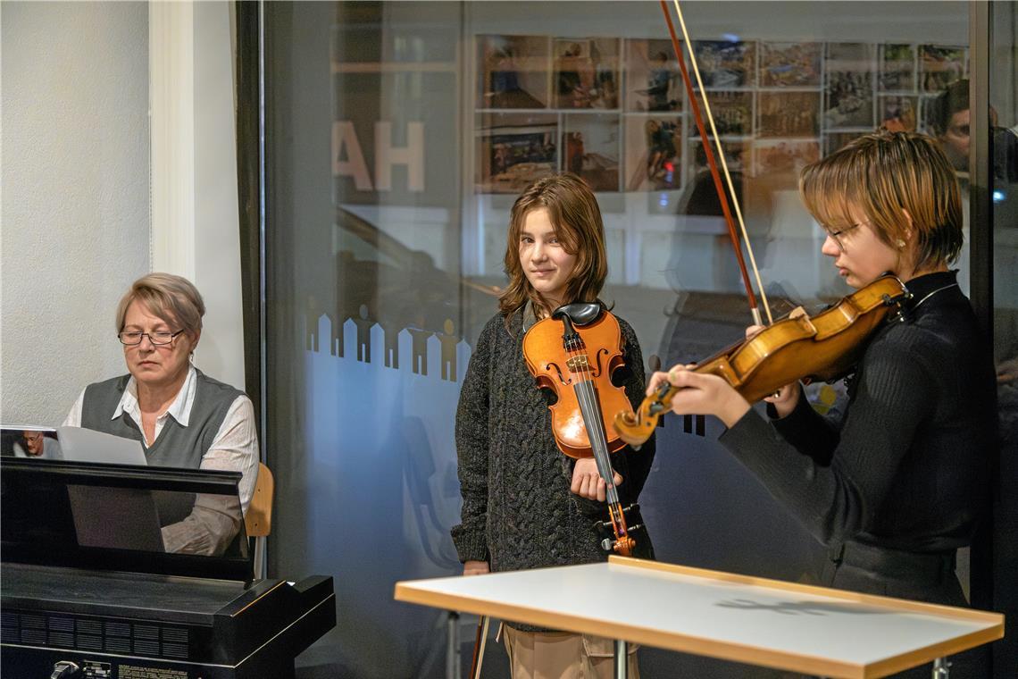 Für eine stimmungsvolle musikalische Begleitung der Feier sorgen Larissa Posunko sowie Ania und Agnia Matveyeva (von links).