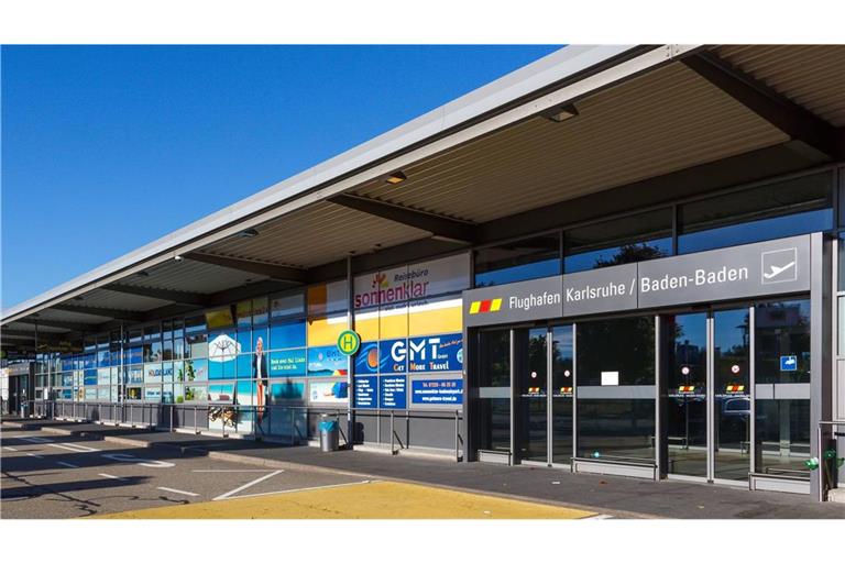 Für einen betrunkenen Passagier endete die Reise vorzeitig am Flughafen in Baden-Baden.
