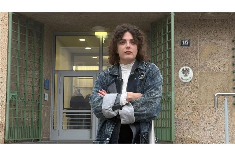 Für einen Biss in den Po eines Kollegen muss die Schauspielerin Anna Werner Friedmann 2.100 Euro Geldbuße bezahlen.