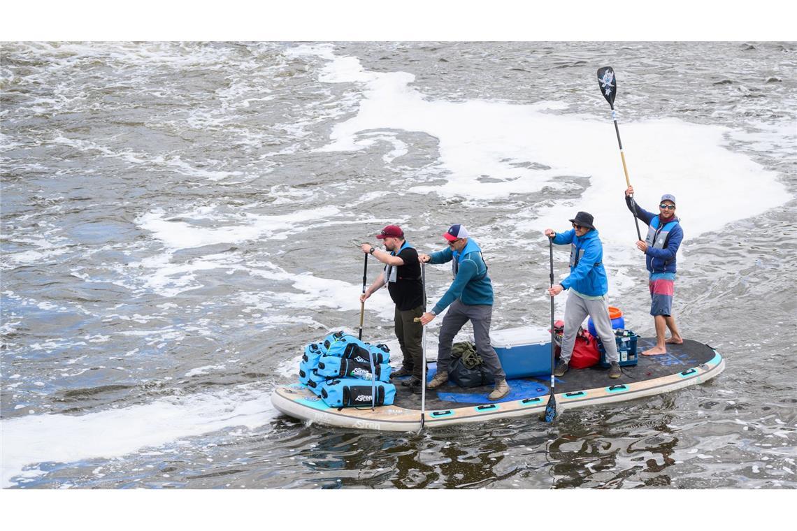 Für einen guten Zweck wollen vier Männer auf einem Board die Weser von Hann. Münden im Landkreis Göttingen bis nach Bremerhaven paddeln.