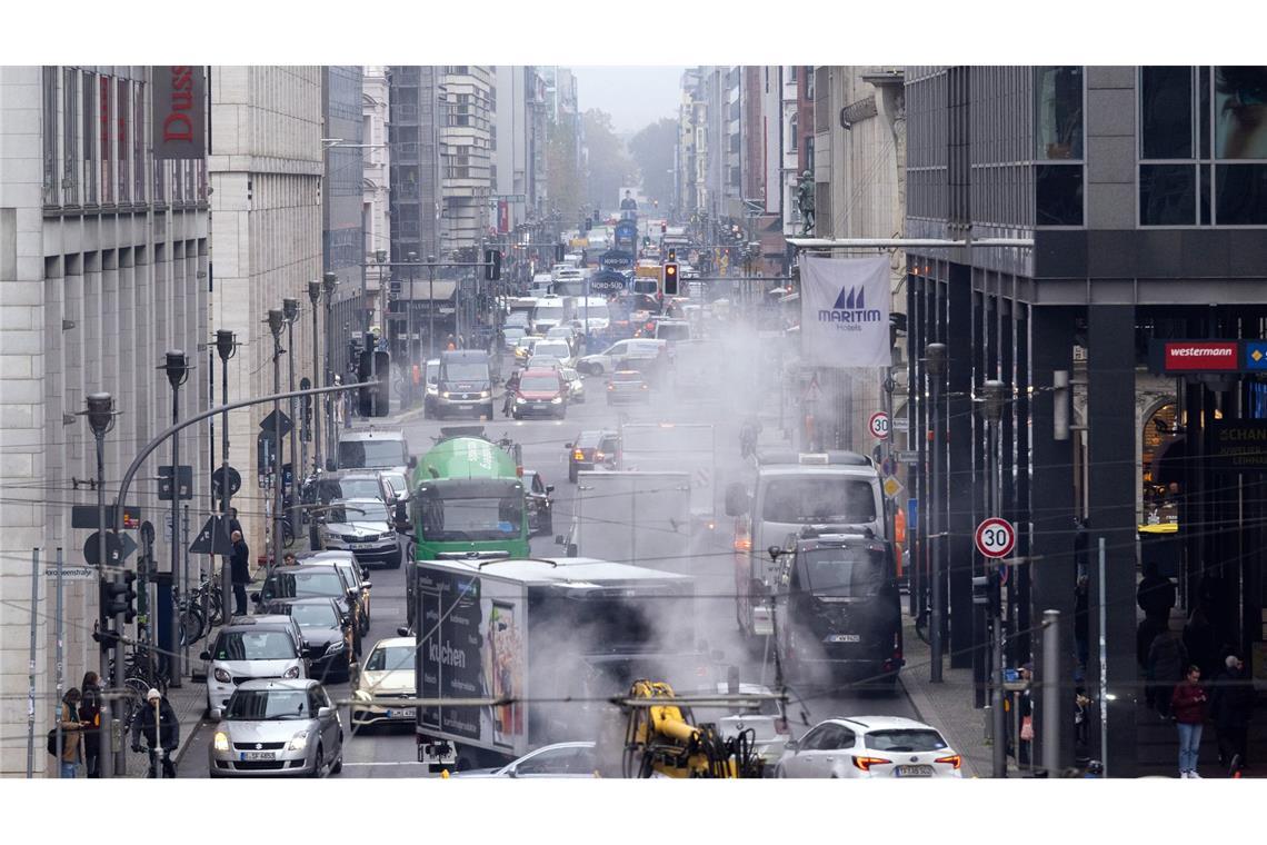 Weniger Autos in Berlin und Hamburg gemeldet Für einen Stau reicht es noch leicht, doch die Zahl der Autos in Berlin ist 2024 gesunken. (Archivbild)