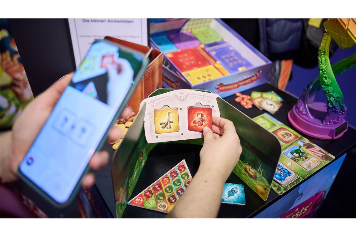 Branche: Gesellschaftsspiele vielfältiger und stark gefragt Für einige Spiele brauchen die Kinder eine App.