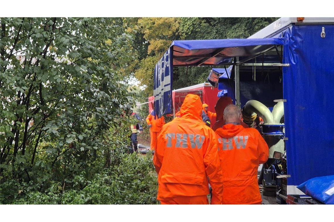Starkregen überflutet Straßen und Keller im Westen Für Einsatzkräfte bringen die starken Unwetter viel Arbeit mit sich.