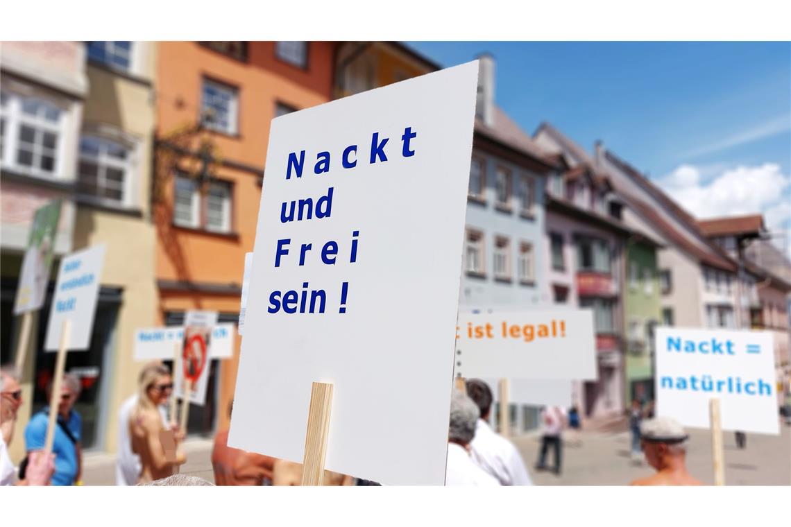 Nackt-Demo zieht Blicke auf sich – trotz „Nippelverbot“ „Für Freiheit, Toleranz und Naturismus“ – die Nackt-Demonstration zieht durch die Rottweiler Innenstadt.