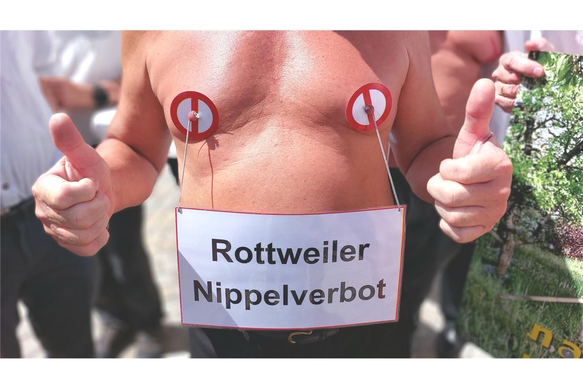 Nackt-Demo zieht Blicke auf sich – trotz „Nippelverbot“ „Für Freiheit, Toleranz und Naturismus“ – die Nackt-Demonstration zieht durch die Rottweiler Innenstadt.