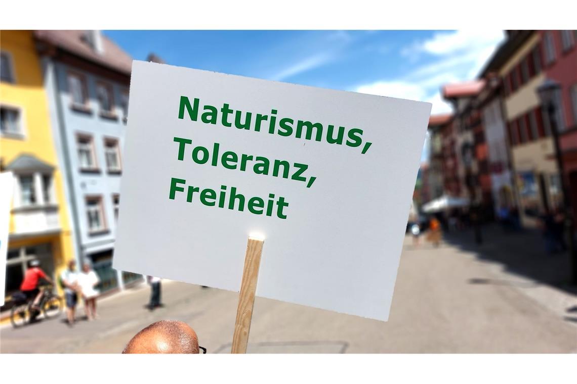 Nackt-Demo zieht Blicke auf sich – trotz „Nippelverbot“ „Für Freiheit, Toleranz und Naturismus“ – die Nackt-Demonstration zieht durch die Rottweiler Innenstadt.
