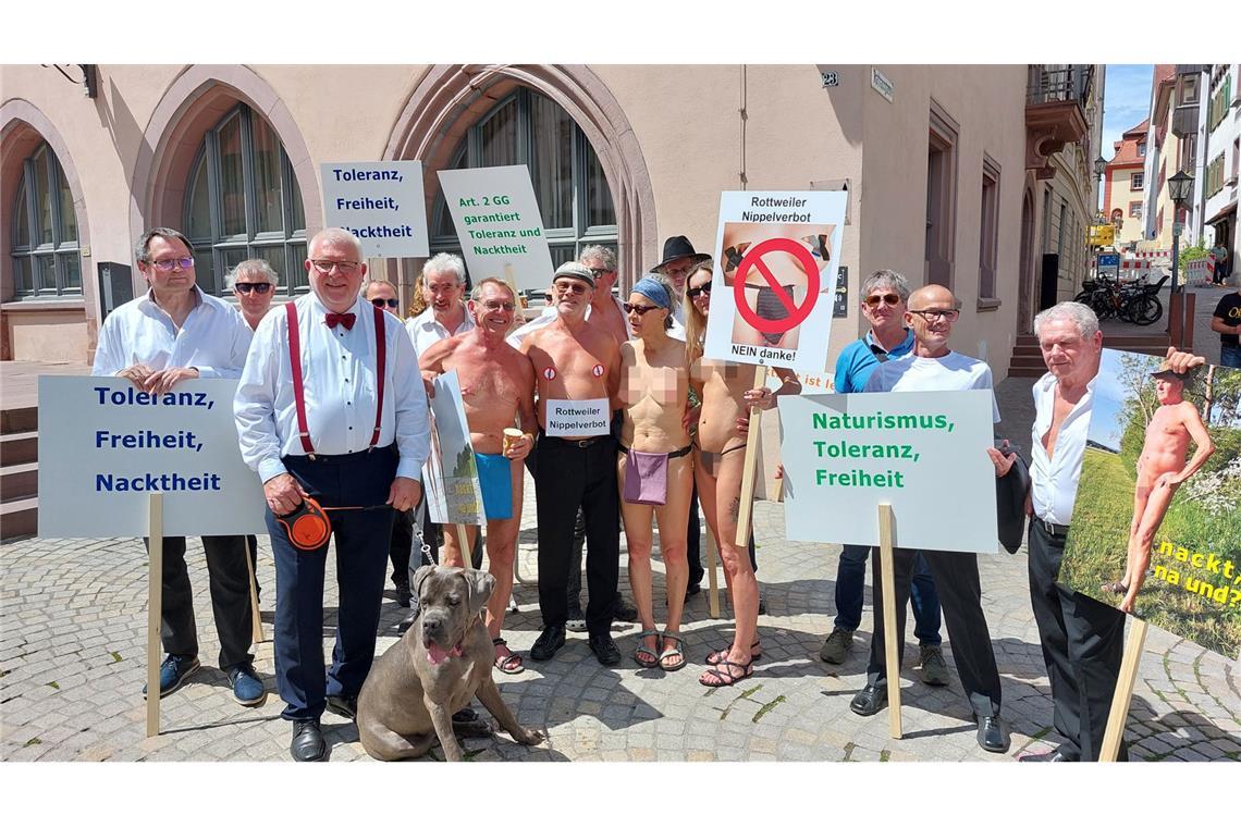 Nackt-Demo zieht Blicke auf sich – trotz „Nippelverbot“ „Für Freiheit, Toleranz und Naturismus“ – die Nackt-Demonstration zieht durch die Rottweiler Innenstadt.