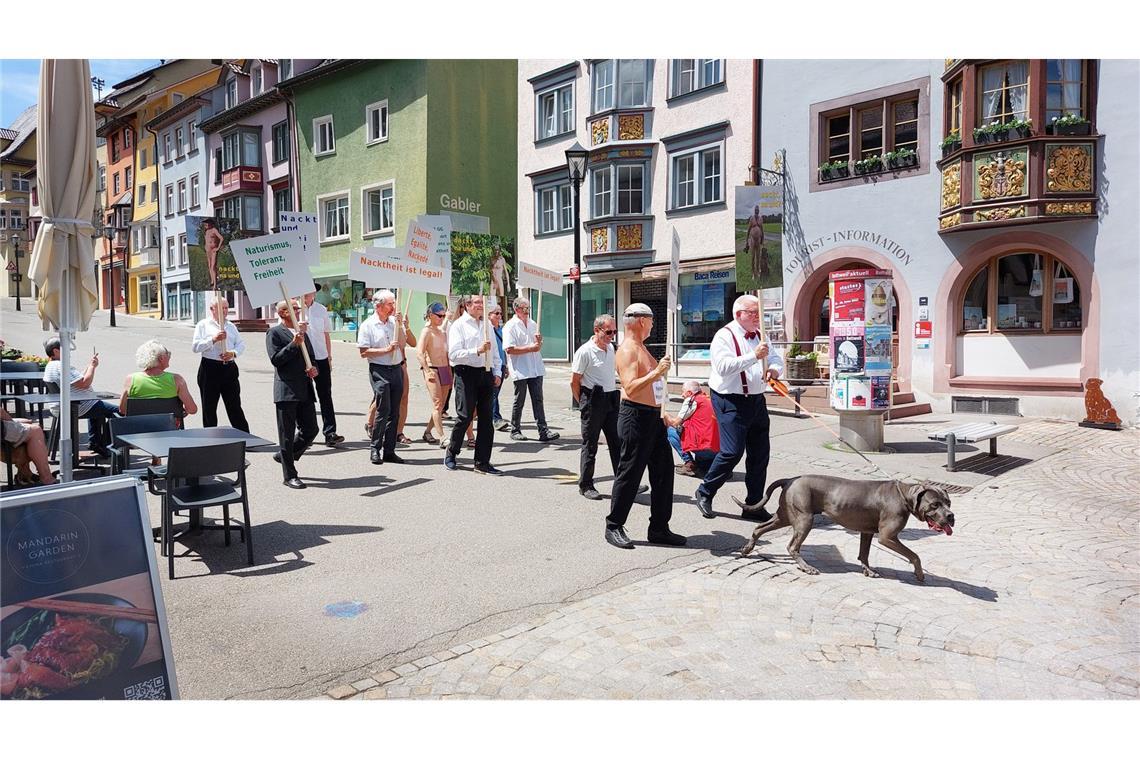 Nackt-Demo zieht Blicke auf sich – trotz „Nippelverbot“ „Für Freiheit, Toleranz und Naturismus“ – die Nackt-Demonstration zieht durch die Rottweiler Innenstadt.