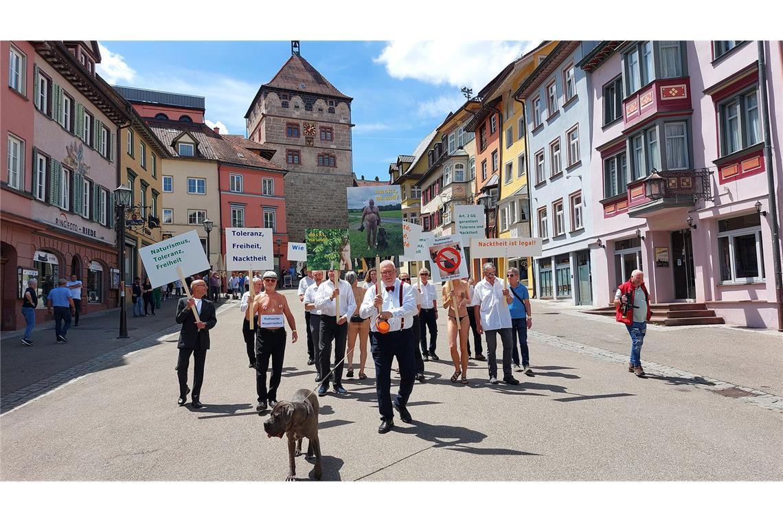 Nackt-Demo zieht Blicke auf sich – trotz „Nippelverbot“ „Für Freiheit, Toleranz und Naturismus“ – die Nackt-Demonstration zieht durch die Rottweiler Innenstadt.