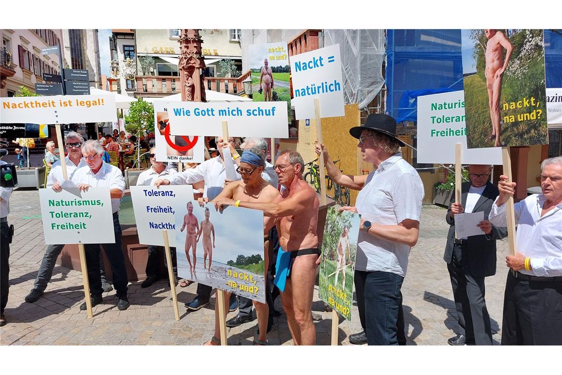Nackt-Demo zieht Blicke auf sich – trotz „Nippelverbot“ „Für Freiheit, Toleranz und Naturismus“ – die Nackt-Demonstration zieht durch die Rottweiler Innenstadt.