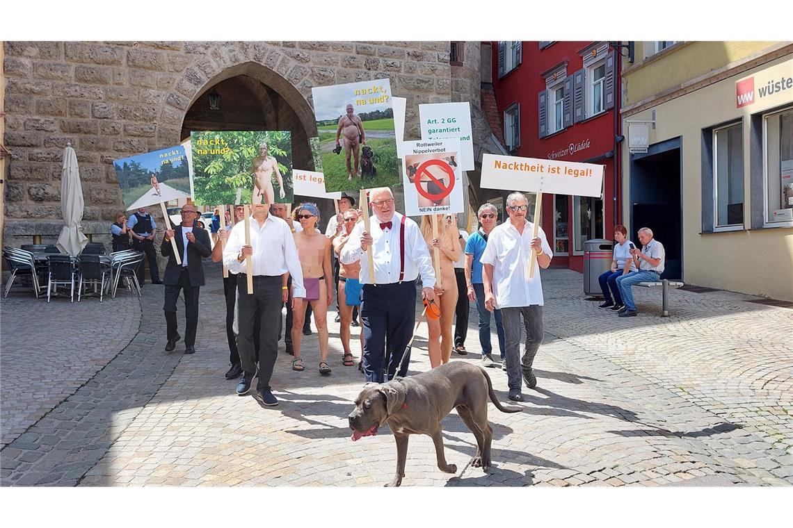 Nackt-Demo zieht Blicke auf sich – trotz „Nippelverbot“ „Für Freiheit, Toleranz und Naturismus“ – die Nackt-Demonstration zieht durch die Rottweiler Innenstadt.