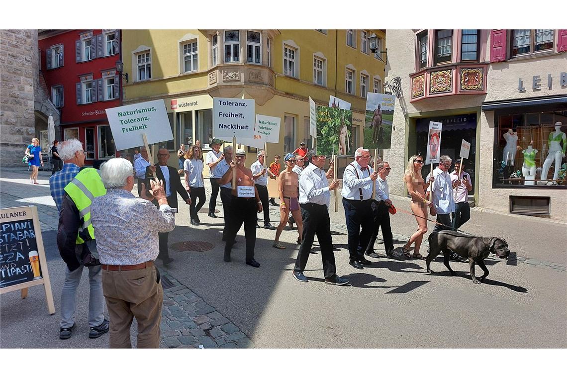 Nackt-Demo zieht Blicke auf sich – trotz „Nippelverbot“ „Für Freiheit, Toleranz und Naturismus“ – die Nackt-Demonstration zieht durch die Rottweiler Innenstadt.
