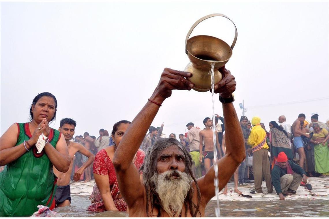 Für gläubige Hindus ist das Fasten ein wesentlicher Bestandteil ihres Daseins. Der völlige oder zeitweise Verzicht auf bestimmte Nahrungsmittel ist allerdings nicht generell wie im Islam geregelt, sondern richtet sich nach Familienbräuchen, den Vorgaben von Gurus und Sadhus (heilige Männer).