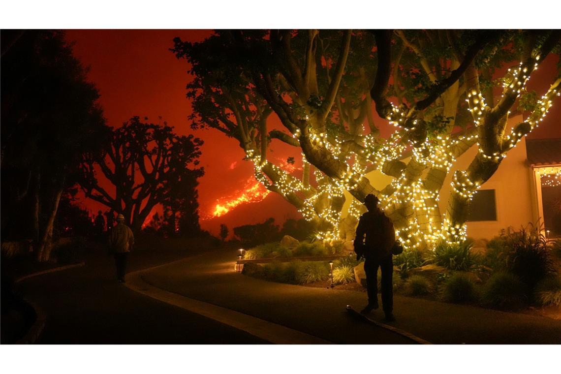 Waldbrand in Malibu breitet sich rasch aus Für große Teile der Stadt gelten Evakuierungsanordnungen.