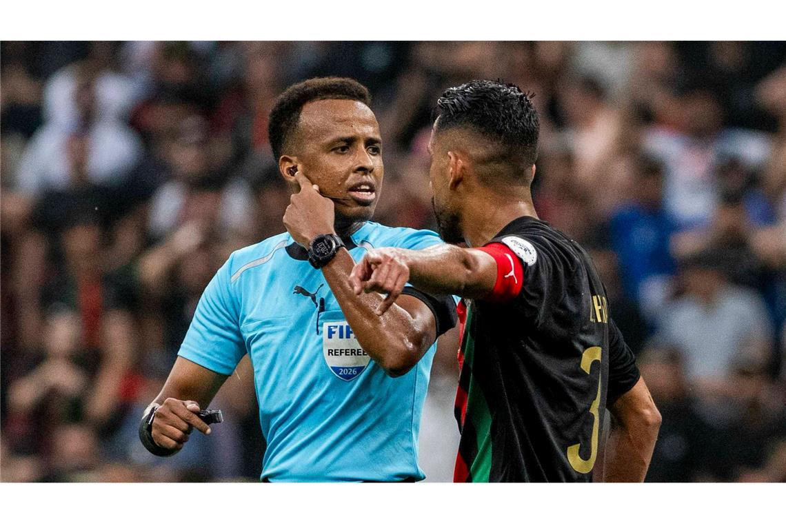 Für ihn endete der WM-Traum an der Grenzkontrolle: Schiedsrichter Omar Artan. (Archivbild)