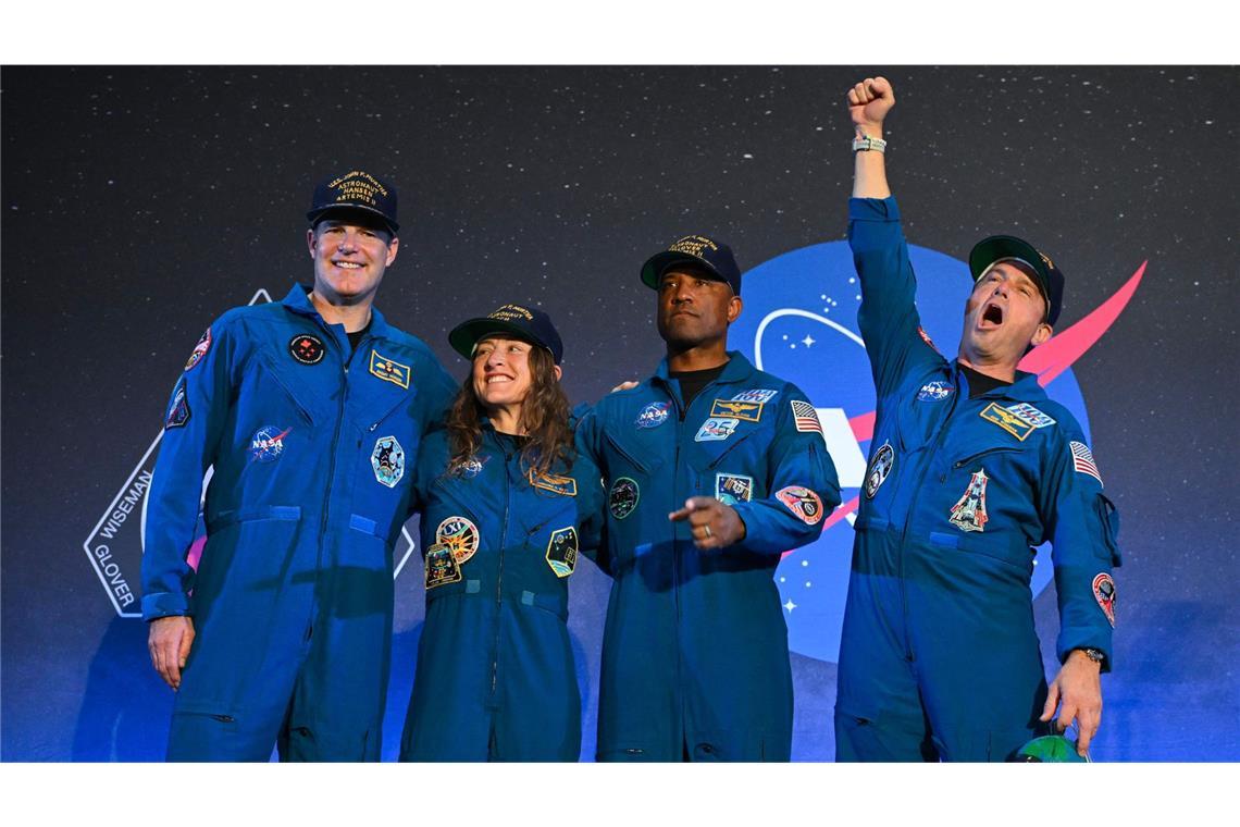 „Für immer verbunden“: Die Nasa-Astronauten Jeremy Hansen, Christina Koch, Victor Glover und Reid Wiseman (von links) beim ersten öffentlichen Auftritt nach ihrer Rückkehr.